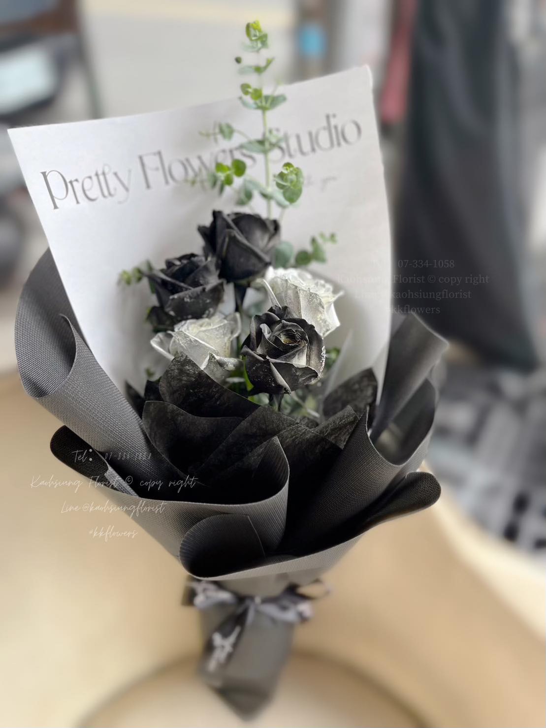 5 Roses – Silver Rose Mini Bouquet