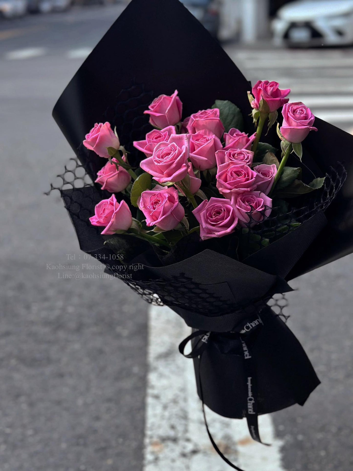20 Roses – Black & Pink Bouquet