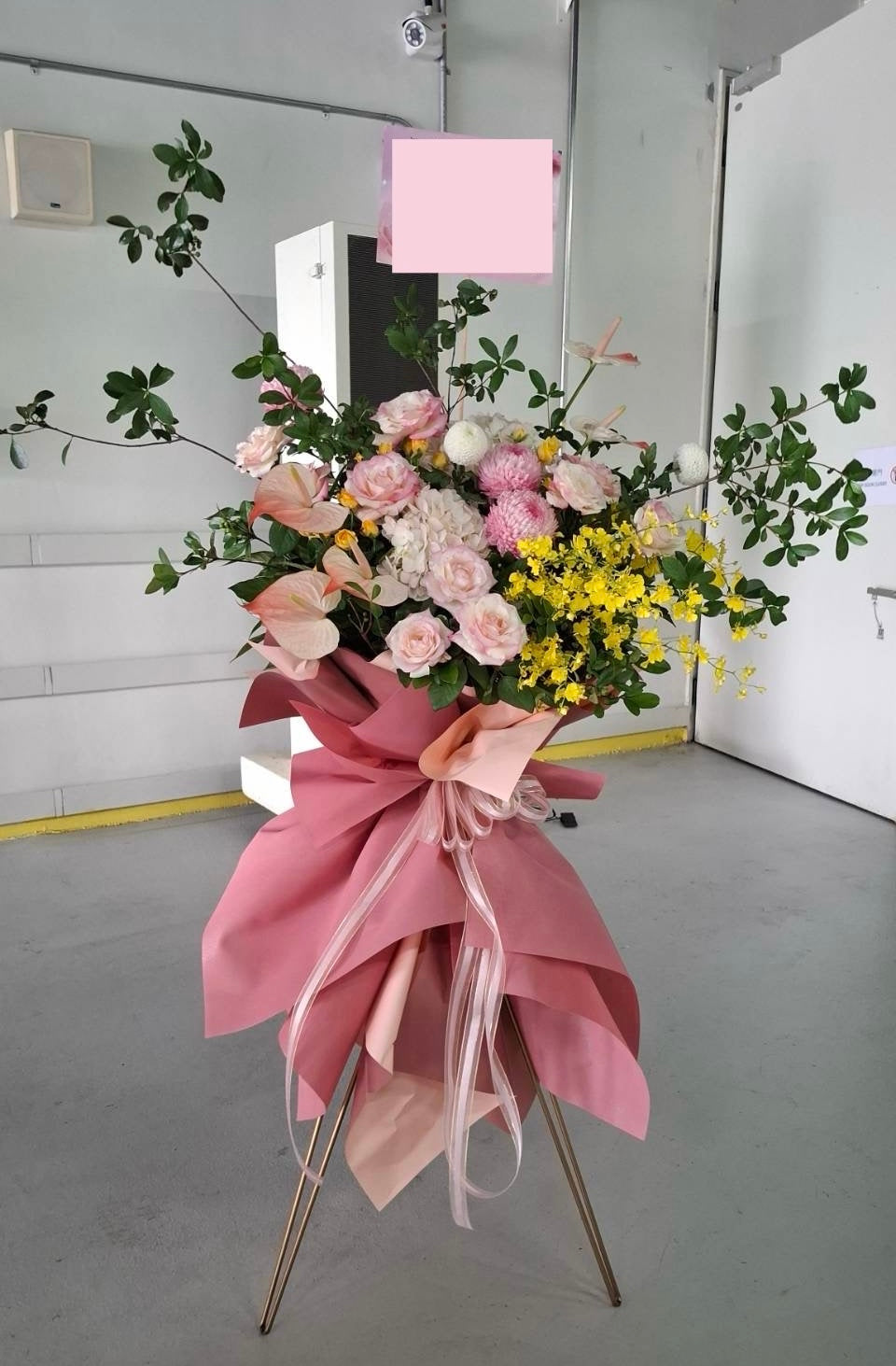 Artistic standing spray