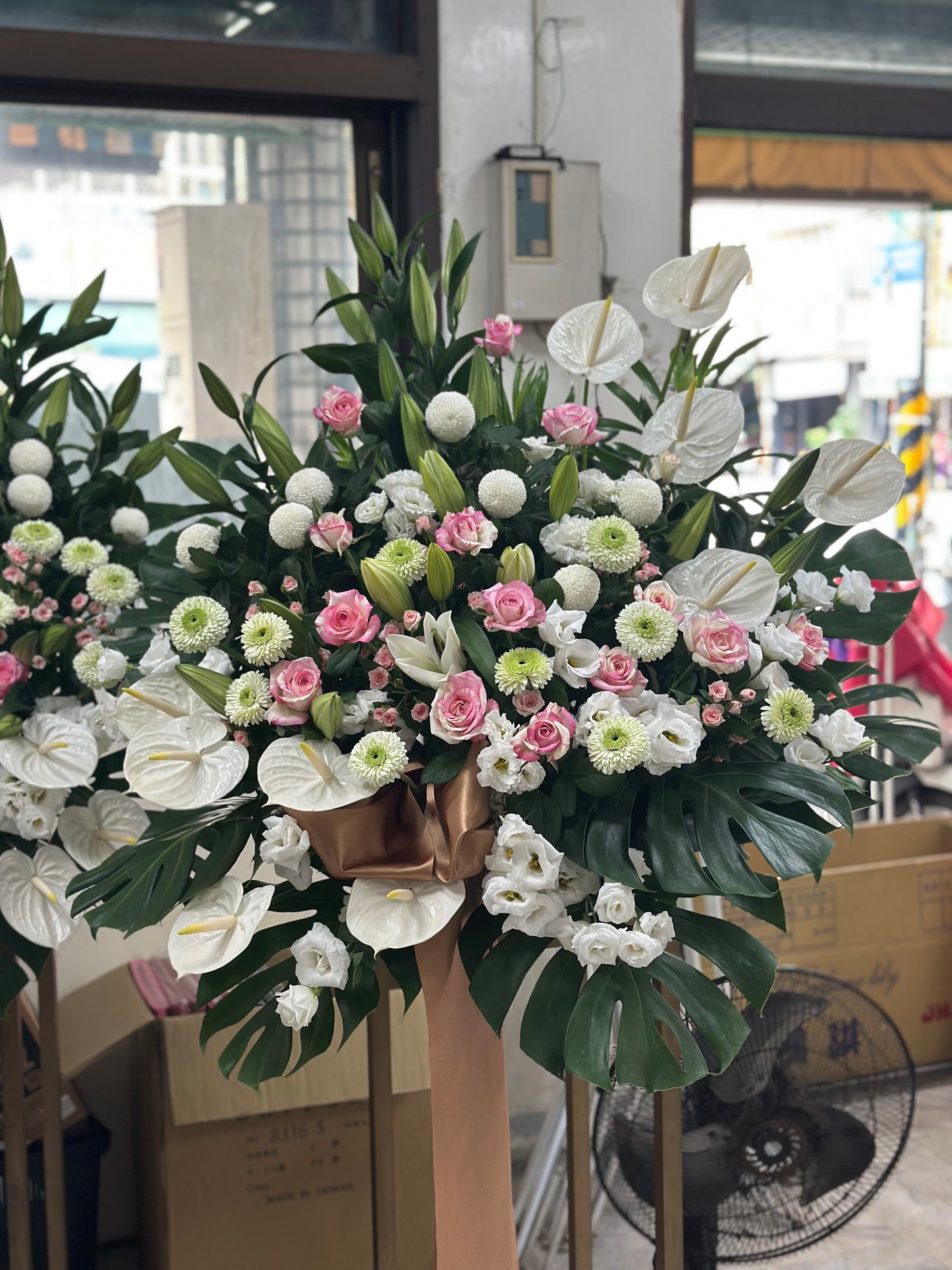 Artistic standing spray