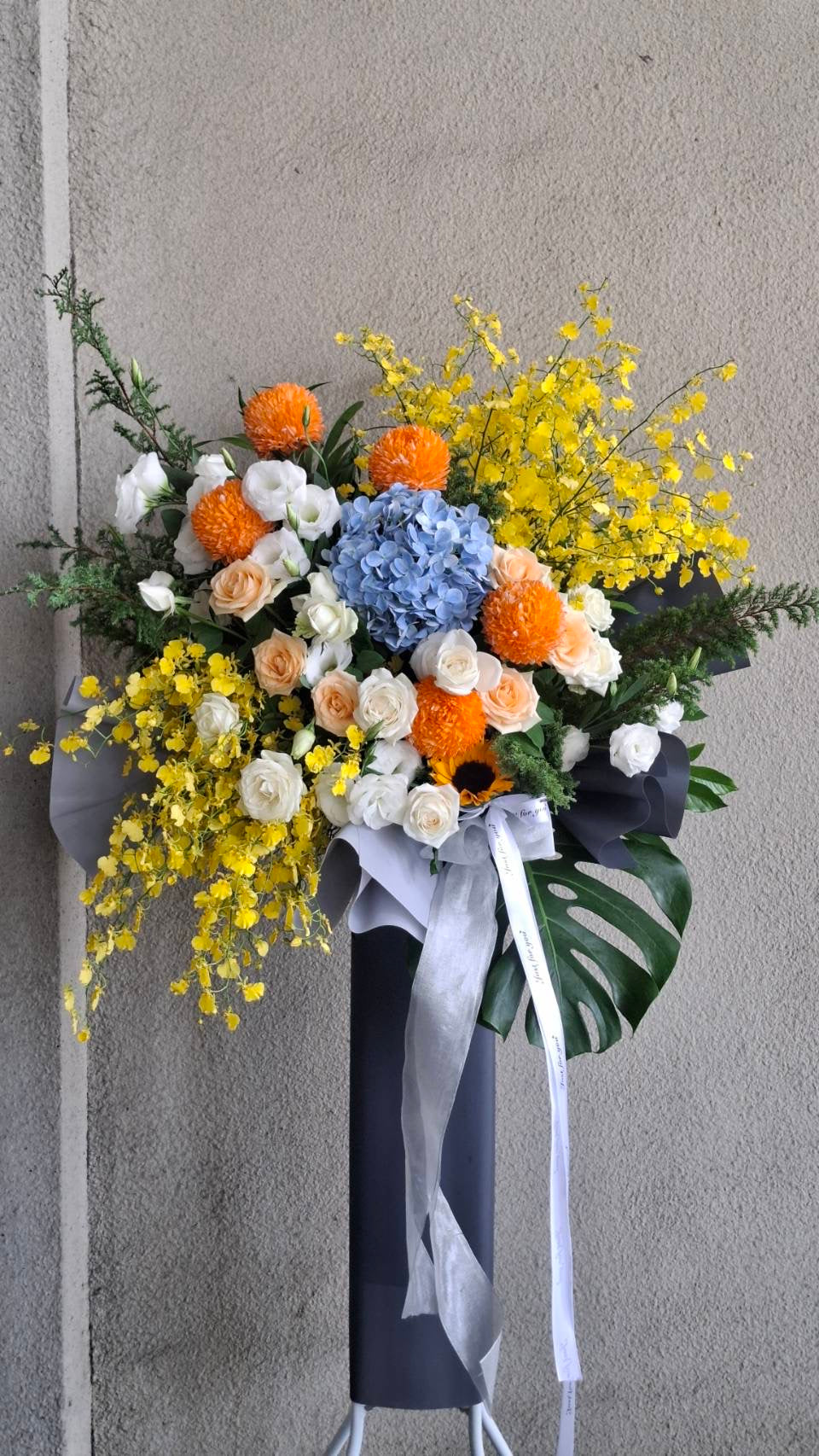 Artistic standing spray