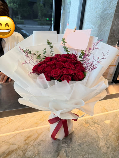 Roses bouquet - Handing you romance