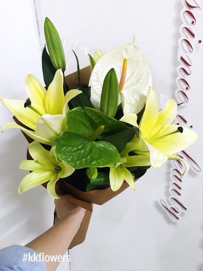 百合花束 - 金色和諧