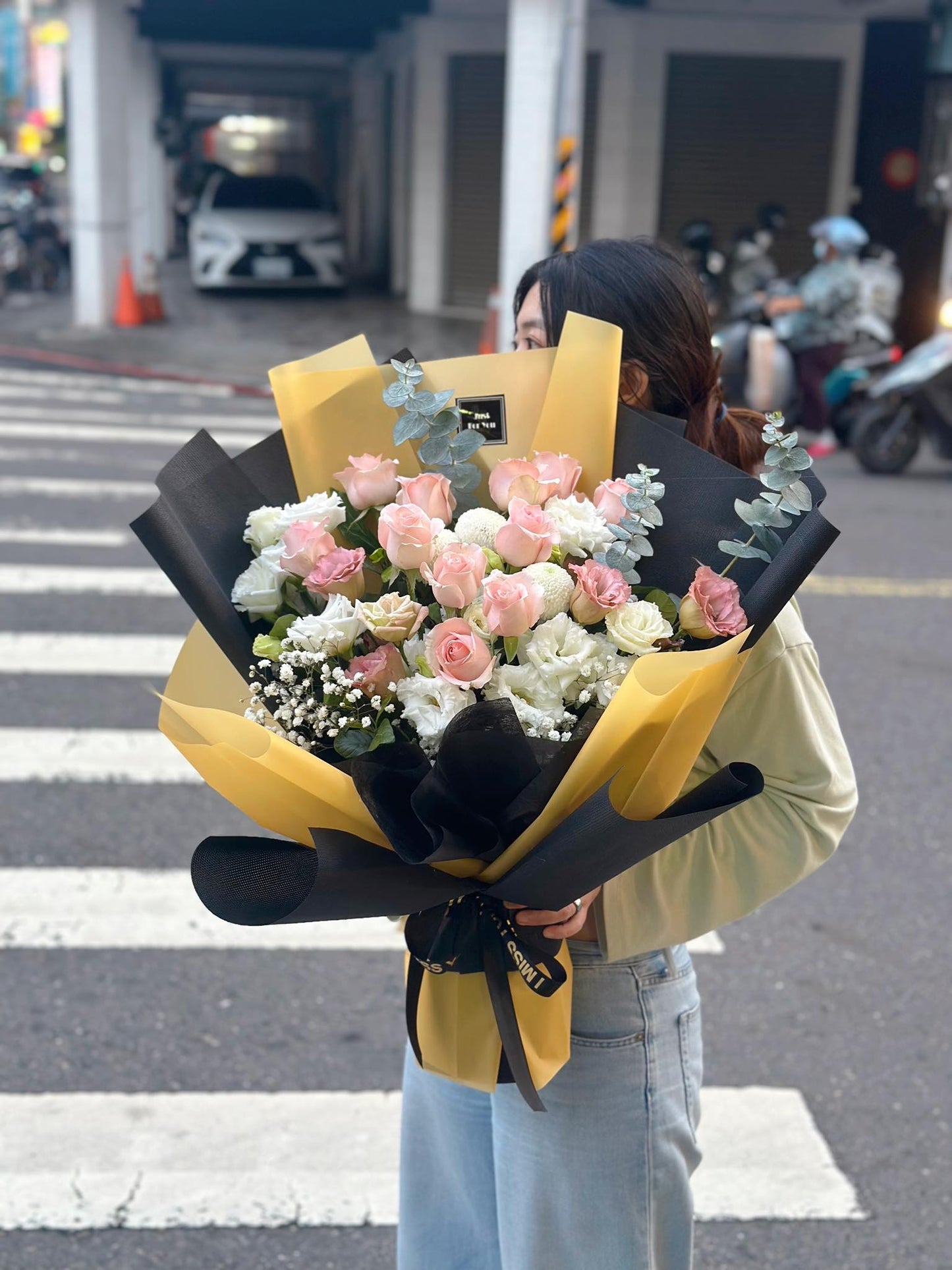 Roses bouquet - First Light