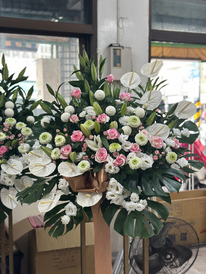 Artistic standing spray