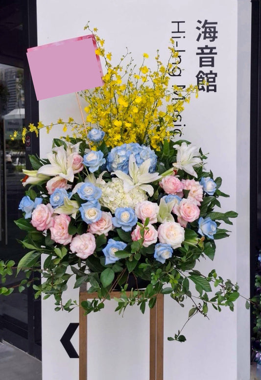 Artistic standing spray