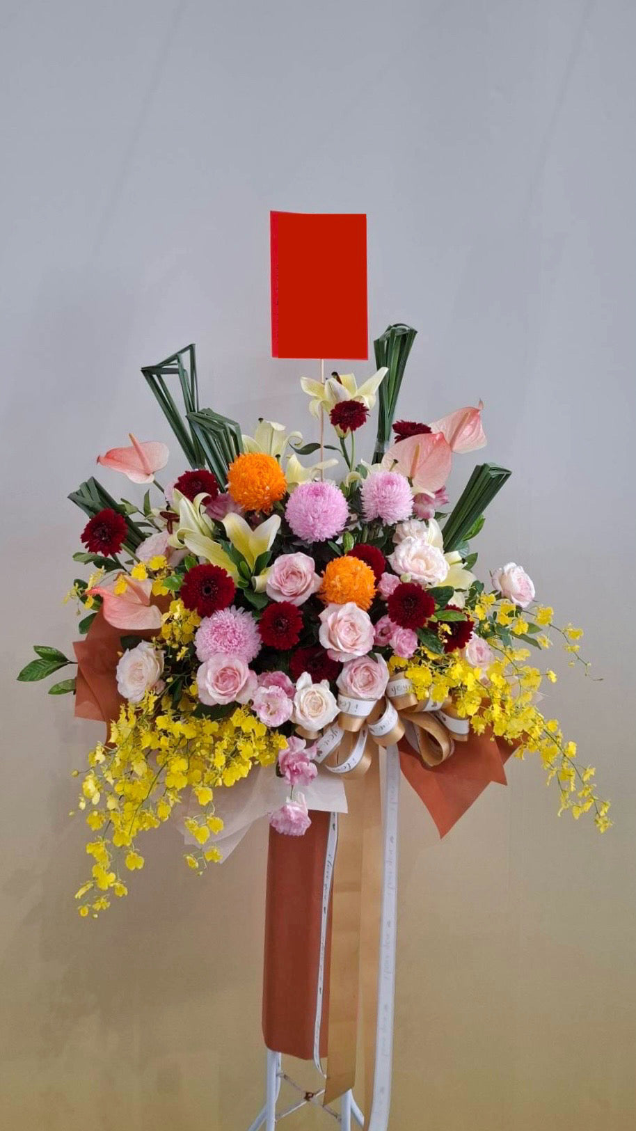 Artistic standing spray