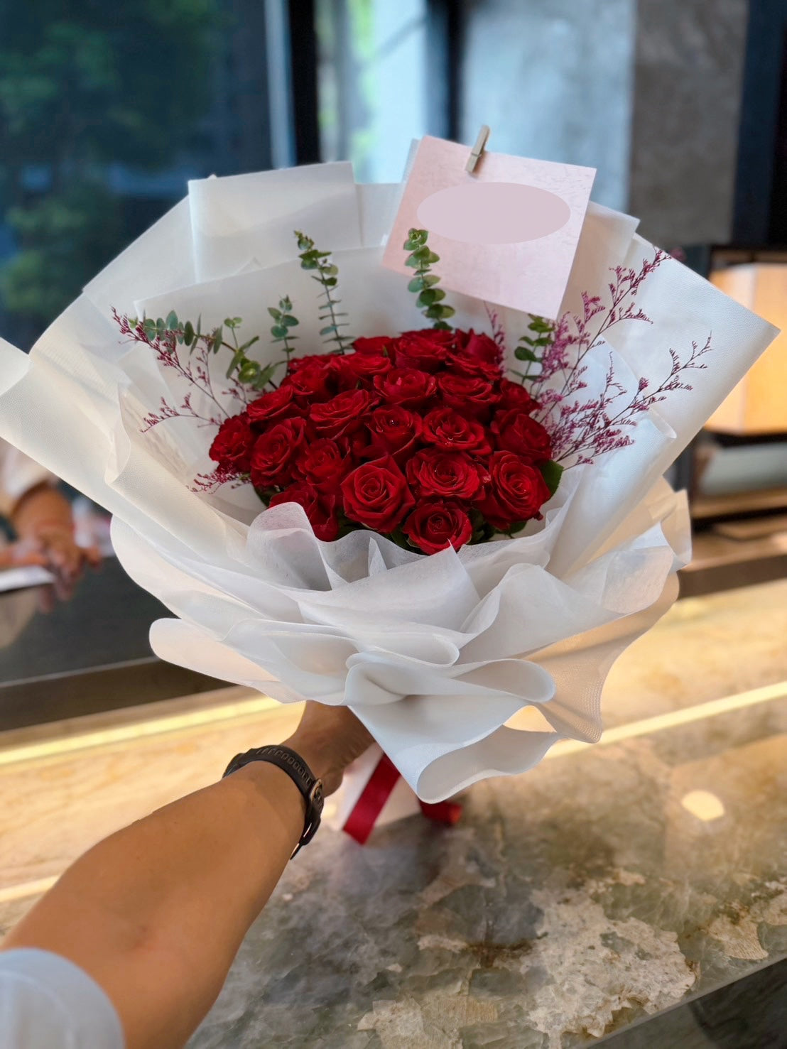 Roses bouquet - Handing you romance