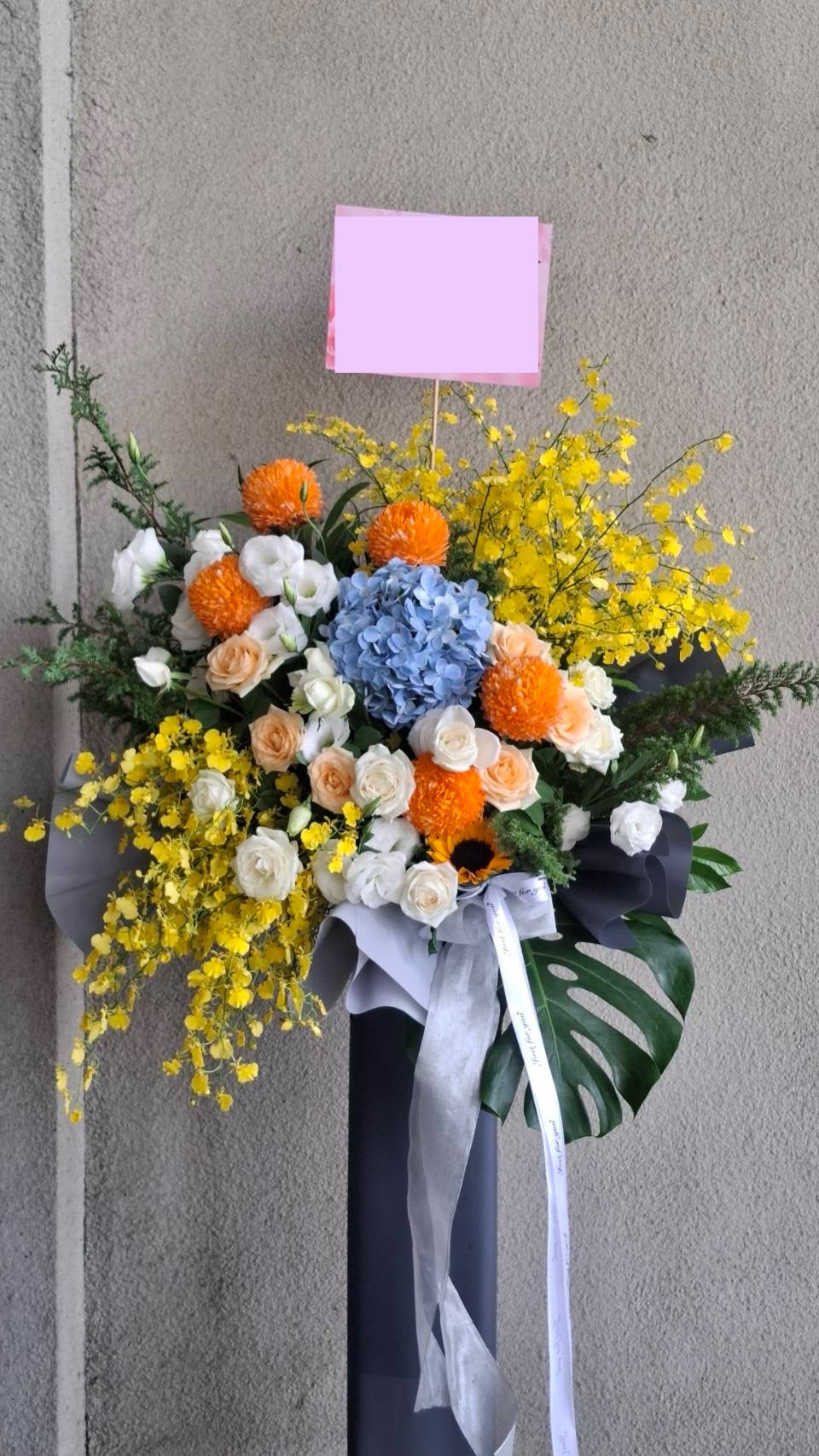 Artistic standing spray