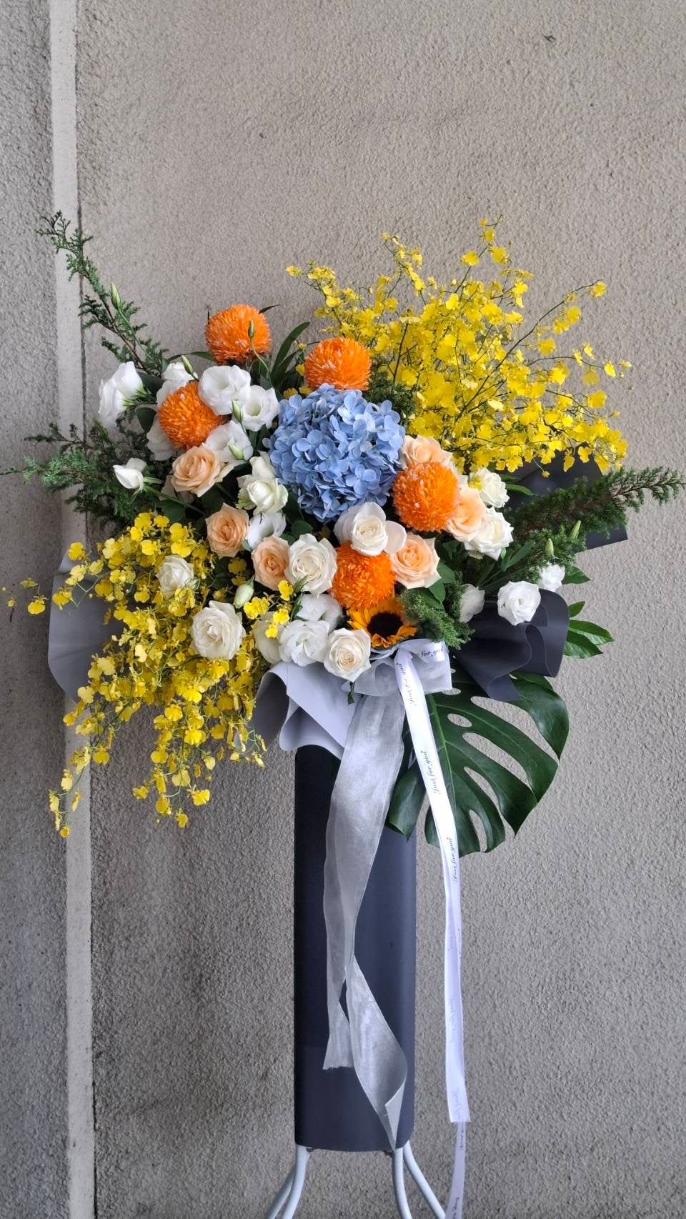 Artistic standing spray