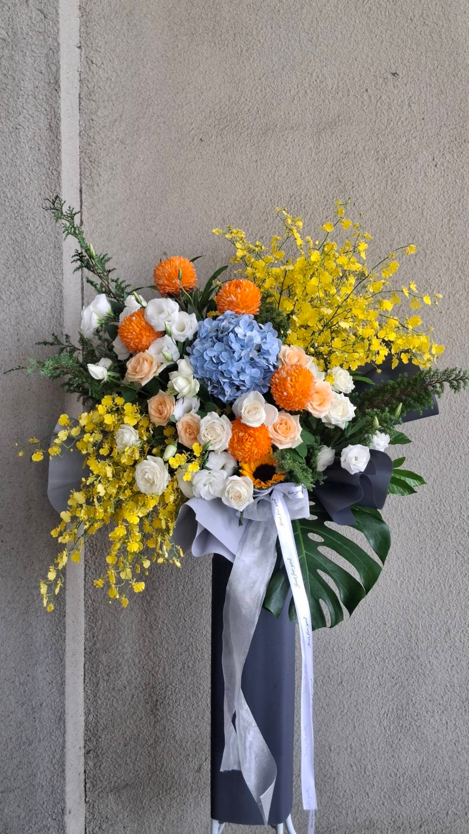 Artistic standing spray