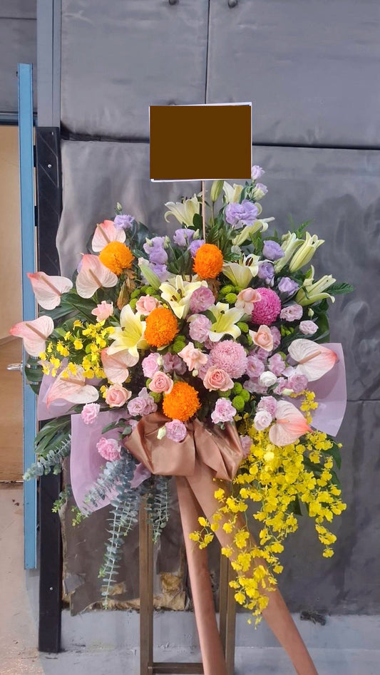 Artistic standing spray