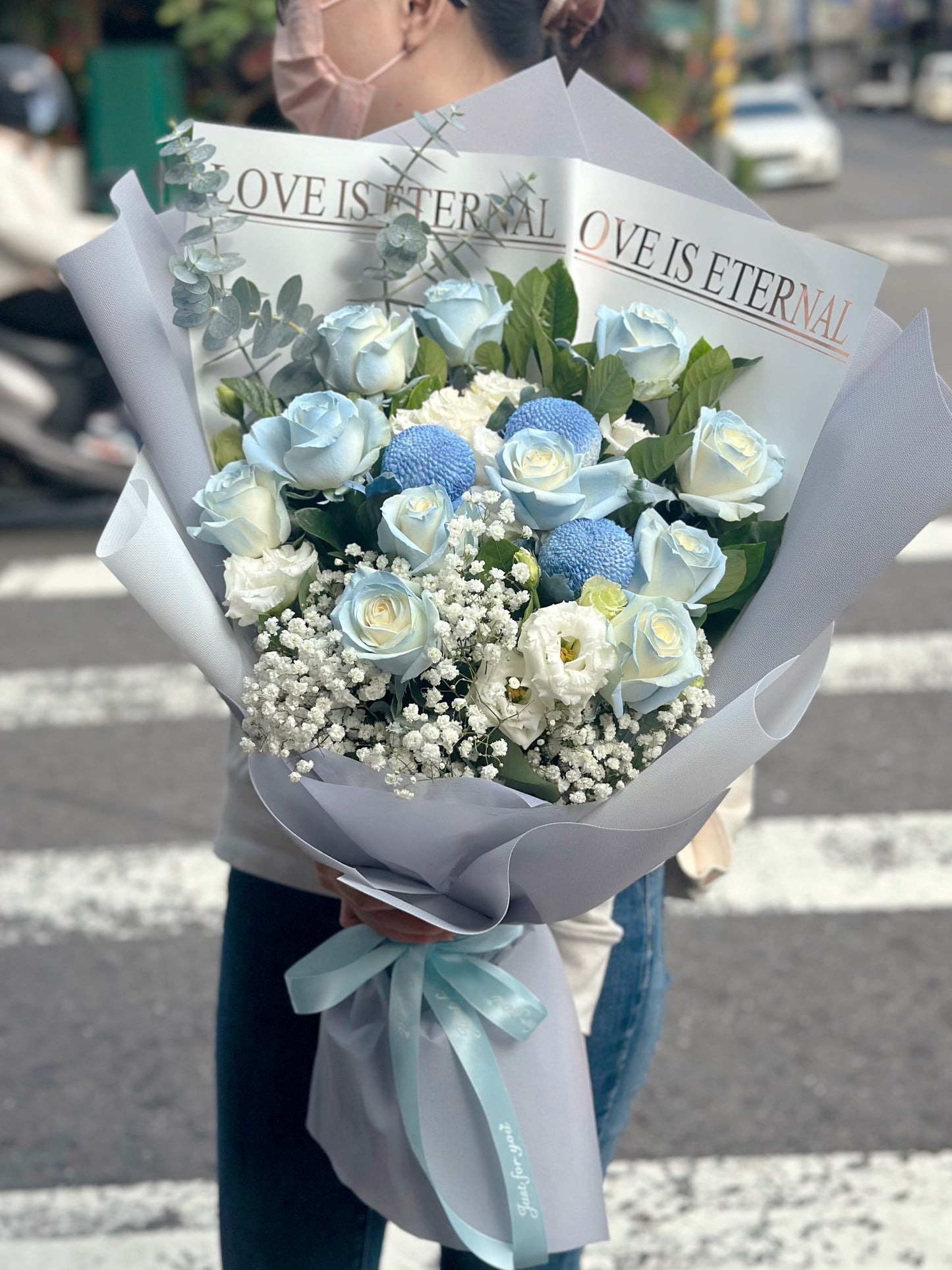 Roses bouquet - Gray-Toned Bouquet