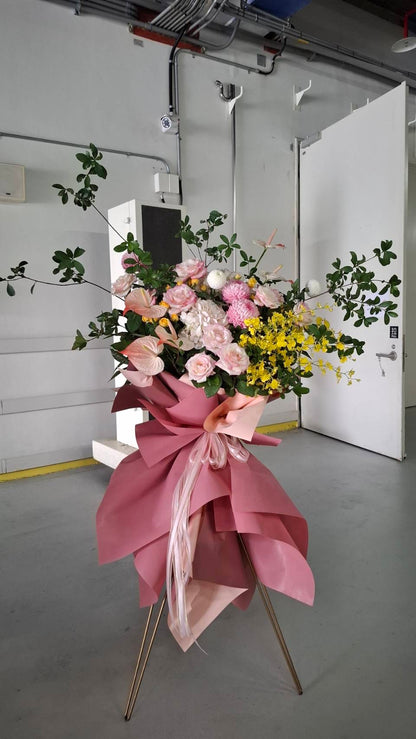 Artistic standing spray