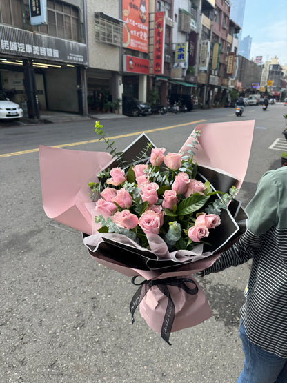 Roses bouquet - Black & Pink Bouquet