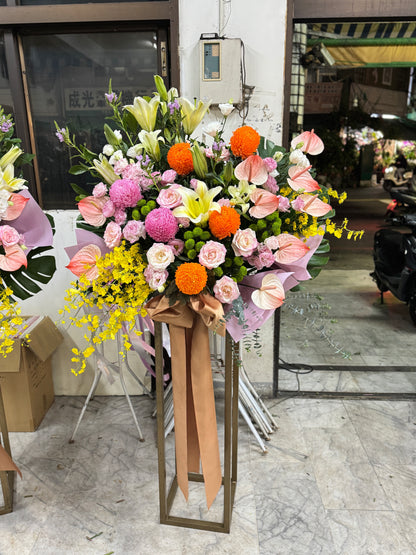 Artistic standing spray