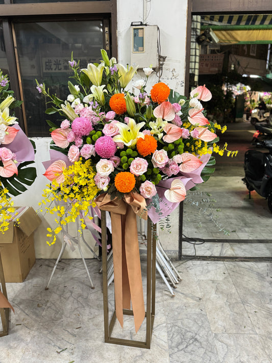 Artistic standing spray
